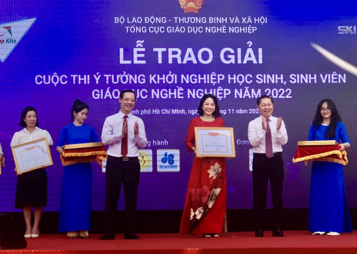 Bộ Lao động-Thương binh và Xã hội trao Bằng khen cho Trường Cao đẳng Thương mại và Du lịch Hà Nội