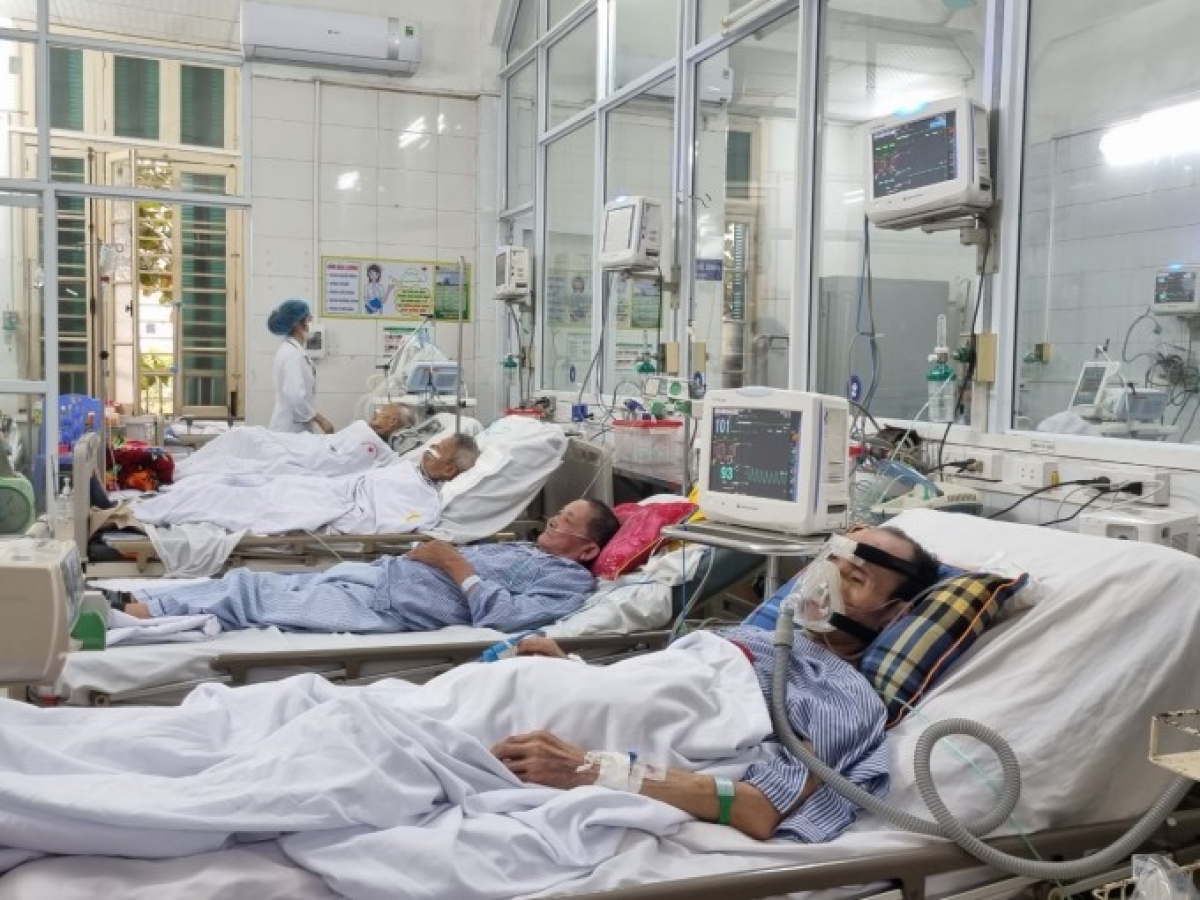Nhiều người già bị bệnh viêm đường hô hấp phải nhập viện