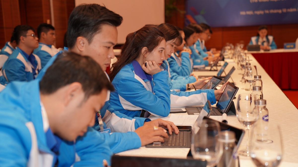 Các đại biểu thảo luận tại diễn đàn