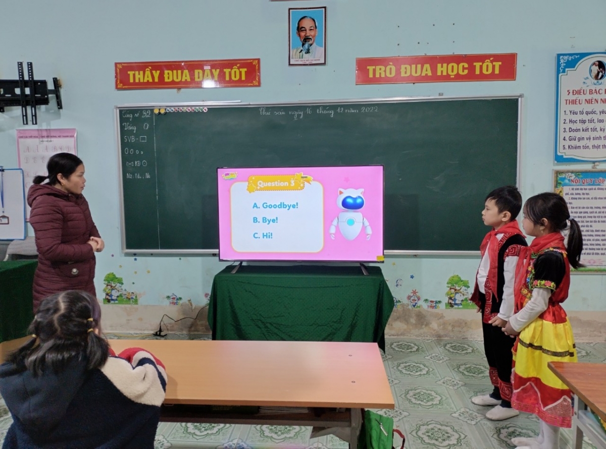 Học sinh huyện Mèo Vạc học tập môn tiếng Anh từ kho học liệu của Bộ GD-ĐT