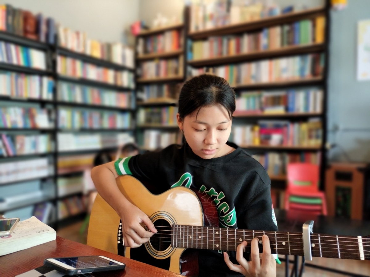 Đến thư viện sách Vũ quán, độc giả "nhí" có thể học đàn và trò chuyện với chủ nhân thư viện