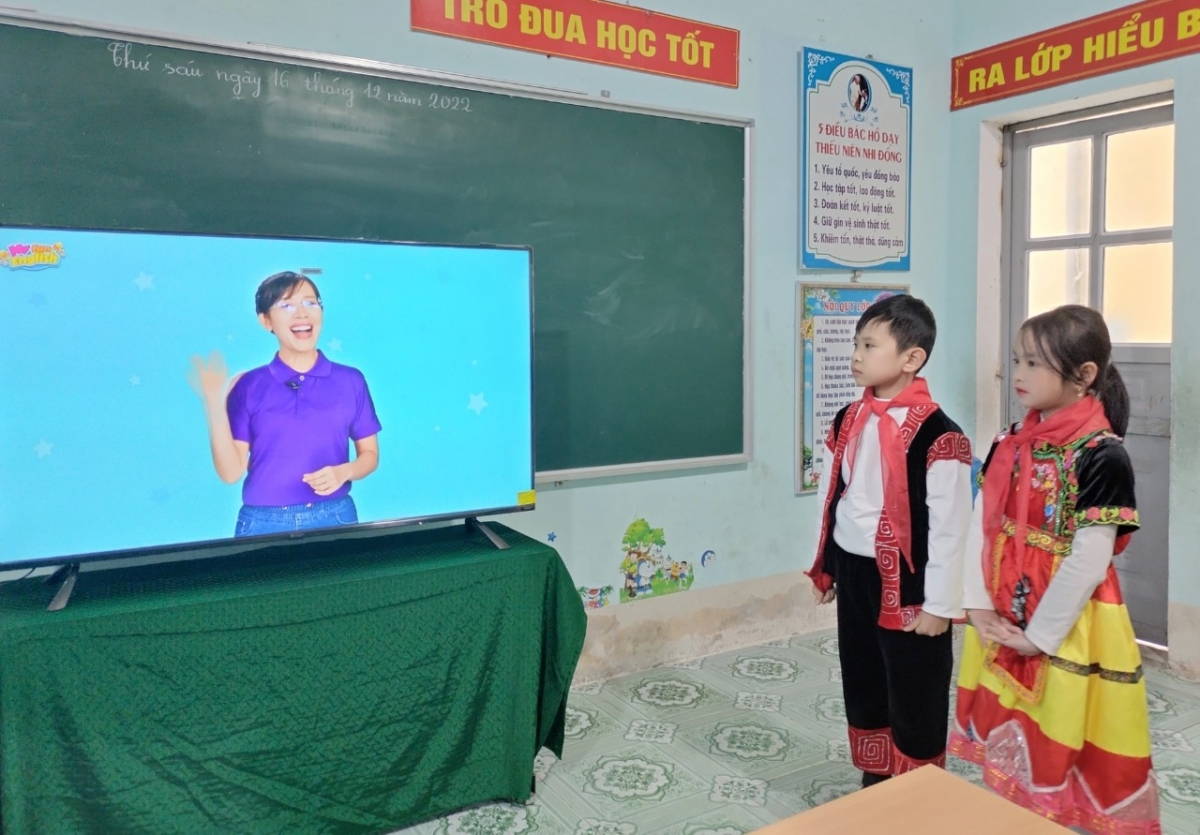 Thiếu giáo viên, học sinh các trường ở Mèo Vạc (Hà Giang) tăng cường học tiếng Anh
từ kho học liệu của Bộ GD-ĐT