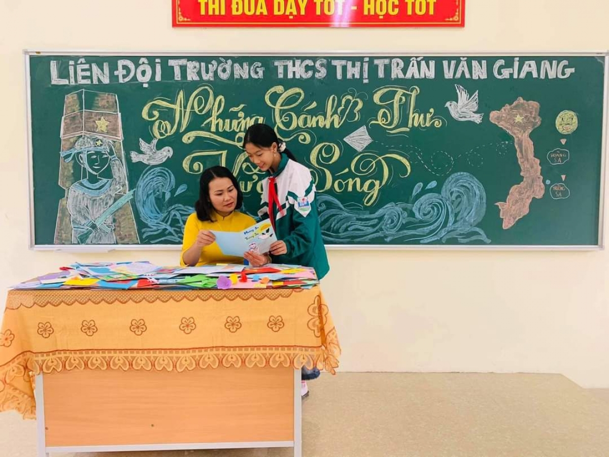 Cô và trò Trường THCS thị trấn Văn Giang, huyện Văn Giang, tỉnh Hưng Yên bên những lá thư gửi các cán bộ, chiến sĩ hải quân.