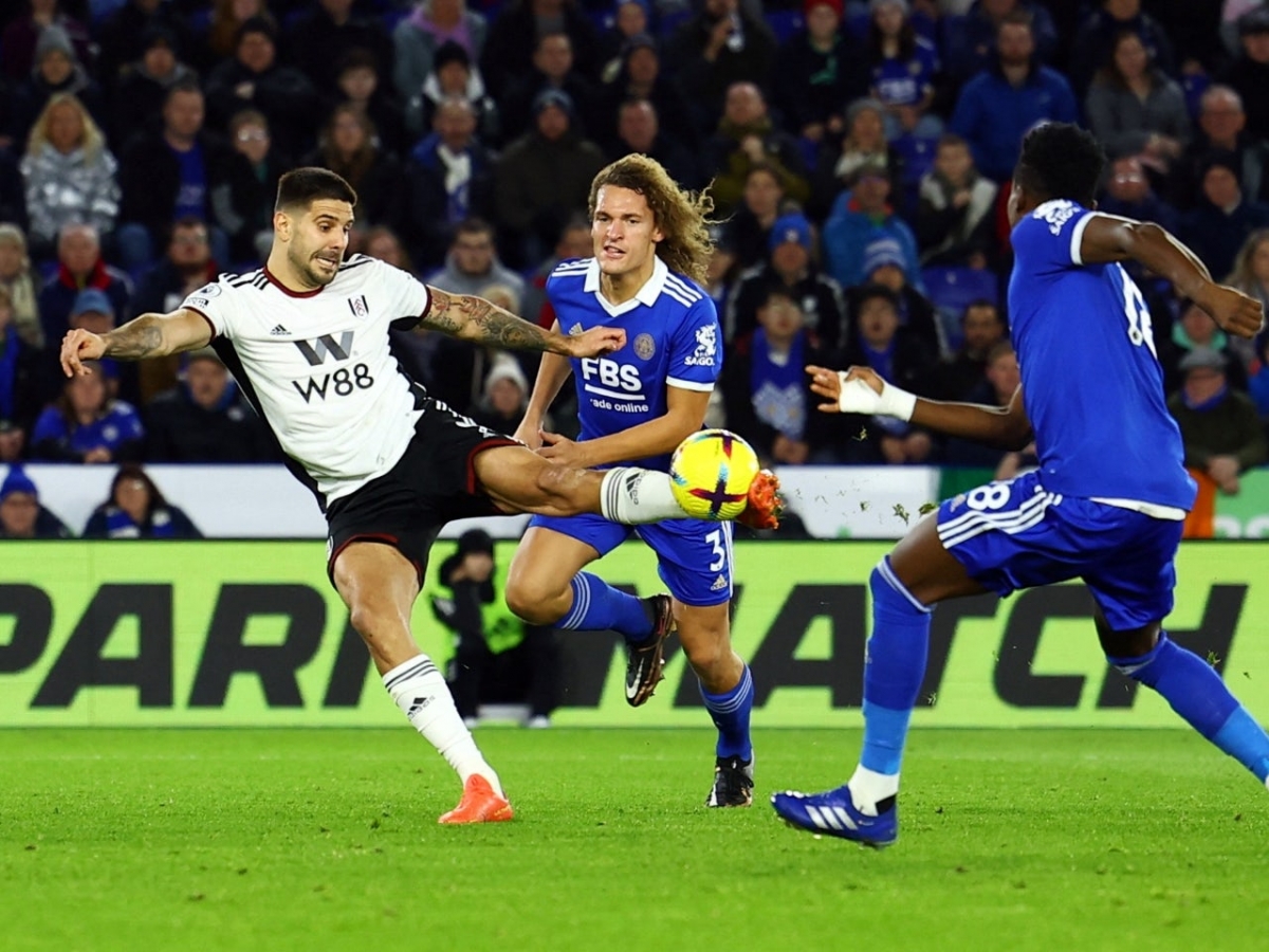 Aleksandar Mitrovic (áo trắng) ghi bàn duy nhất giúp Fulham đánh bại Leicester (Ảnh: Internet)