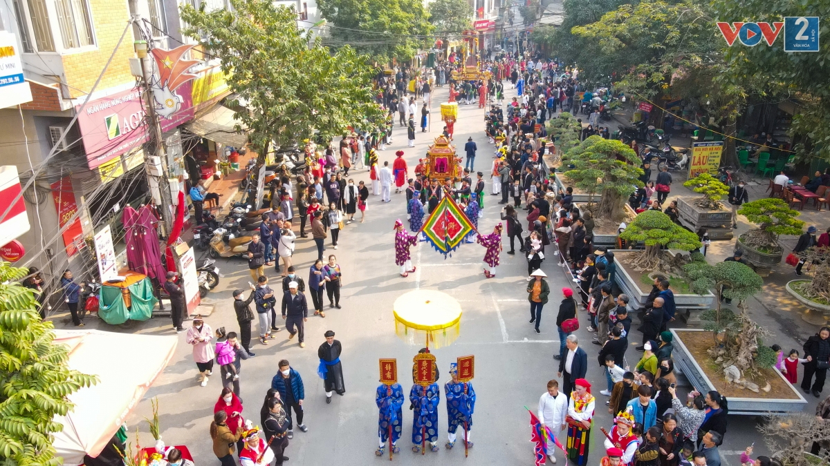 Tương truyền, hội làng Triều Khúc được tổ chức để tưởng nhớ Bố Cái Đại Vương Phùng Hưng (dân gian gọi là Thành Hoàng làng), là người có công đánh đuổi quân xâm lược nhà Đường, giành lại chủ quyền và độc lập dân tộc.