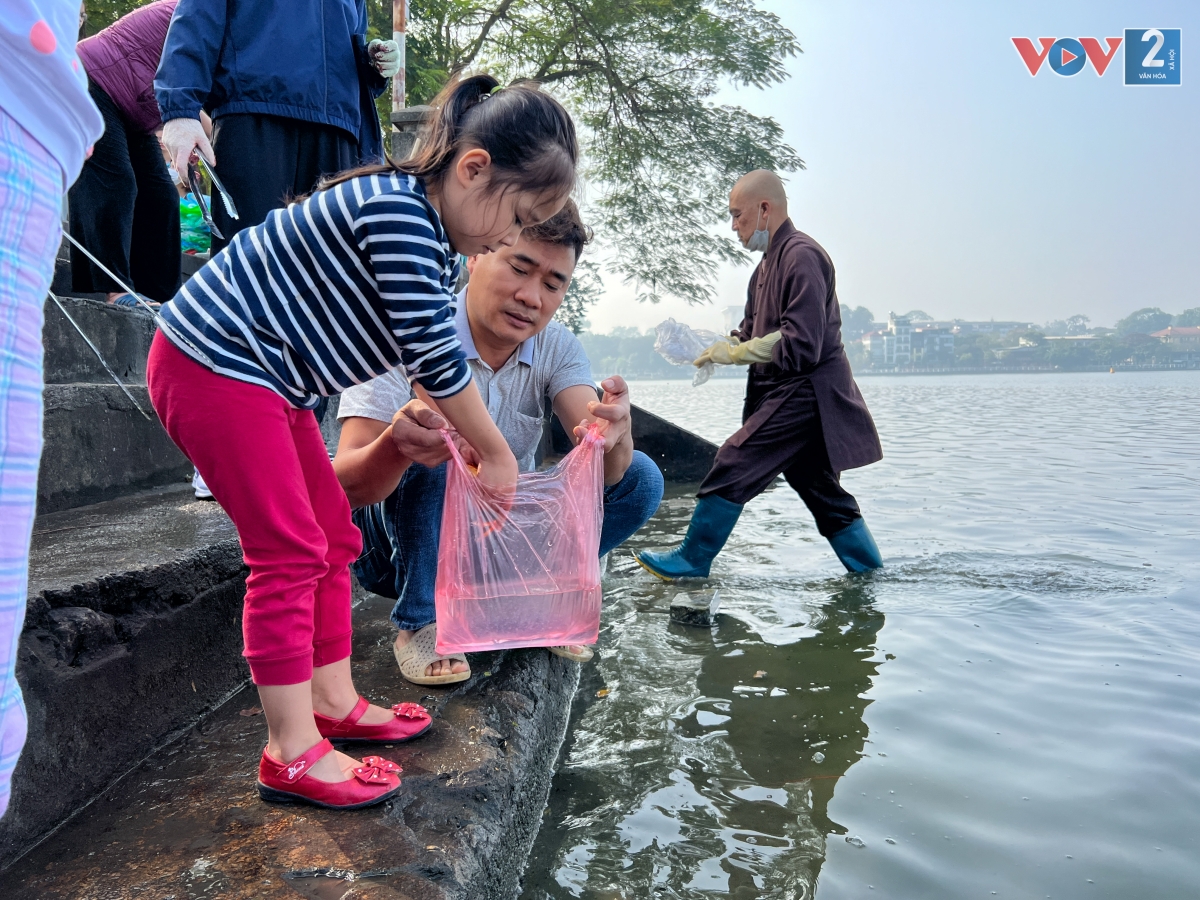 Cũng trong ngày tiễn ông Công, ông Táo về trời, nhiều gia đình đưa con nhỏ đi cùng để hiểu thêm về nét văn hóa này.