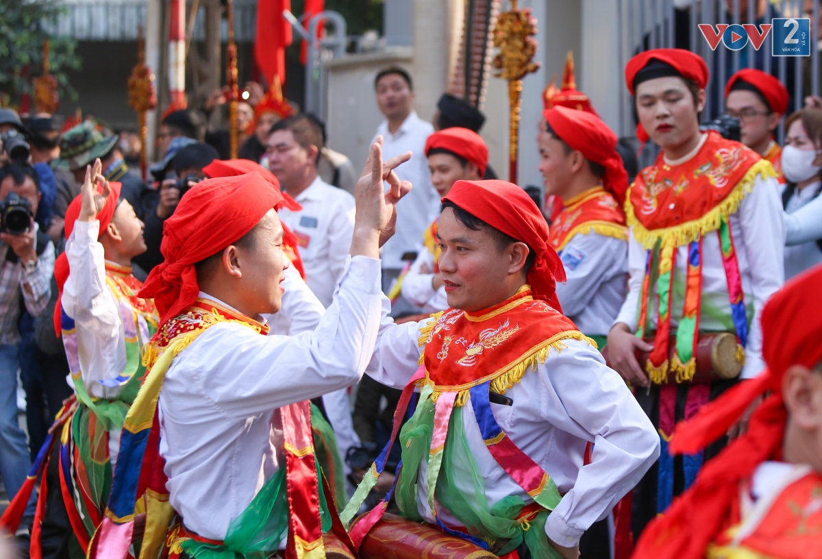 Chỉ có mấy động tác đơn giản như xoay tròn, tựa lưng, úp mặt vào ngực nhau nhưng phải mang dáng dấp "kiểu cách", "sang chảnh", không phải ai cũng bắt chước được.