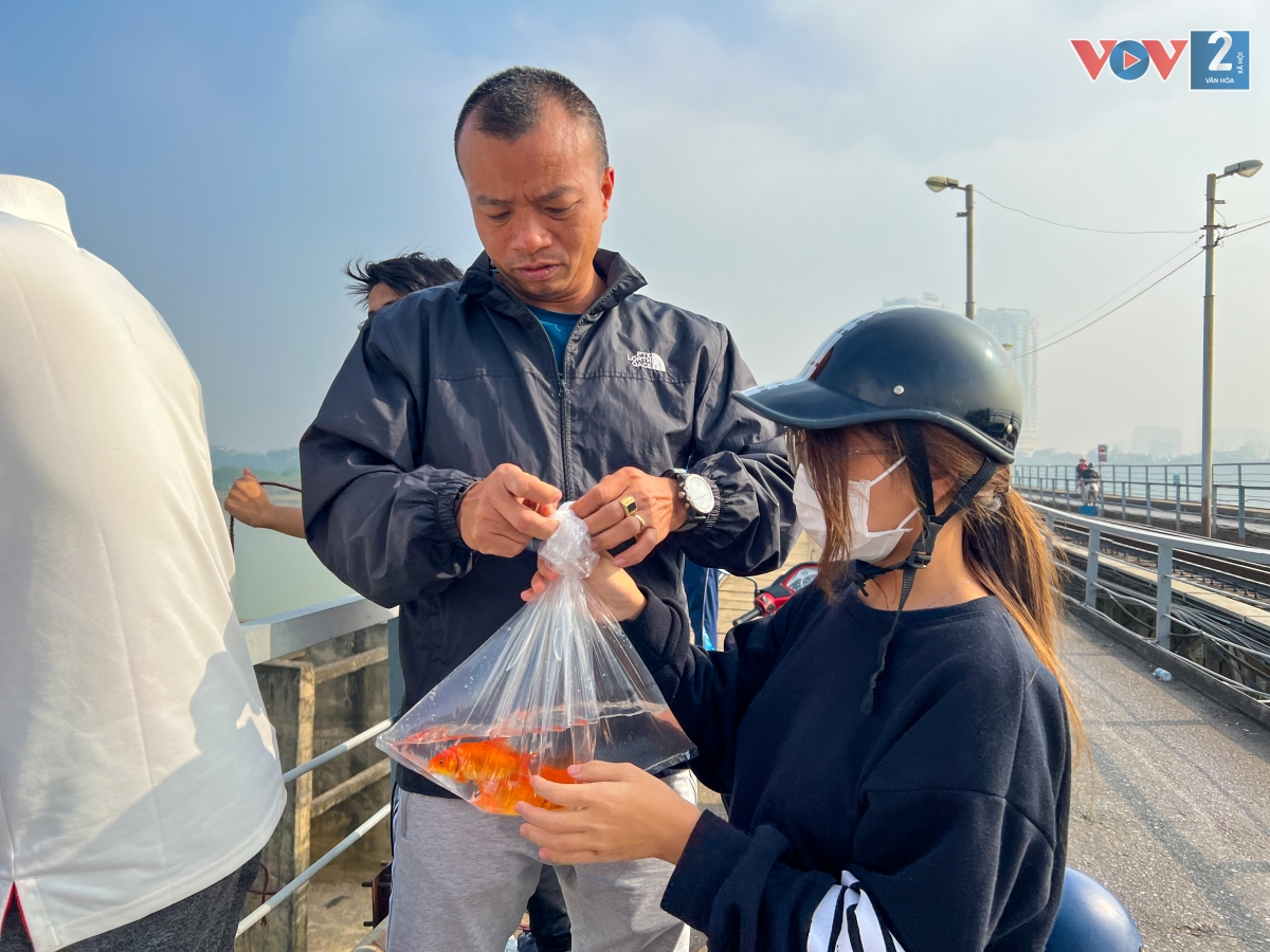 Sáng 14/1 (tức 23 tháng Chạp) nhiều gia đình Việt chuẩn bị lễ tiễn ông Công, ông Táo về trời. Đây là một nét văn hóa tín ngưỡng của người Việt, được lưu truyền trong dân gian từ nhiều đời nay.
