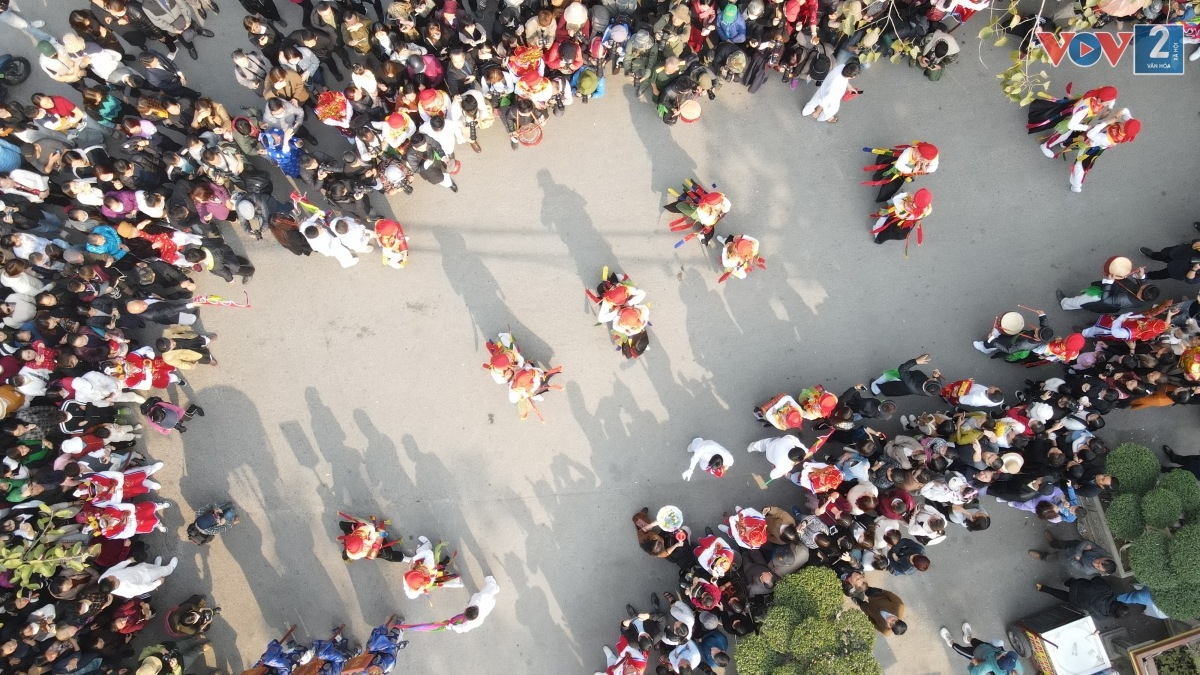 Mỗi lần hội làng Triều Khúc, ít nhất phải có 6 "con đĩ" nhảy điệu múa bồng. Họ phải là trai tân chưa vợ, vẻ mặt khôi ngô tuấn tú, tươi tắn, con nhà gia giáo.
