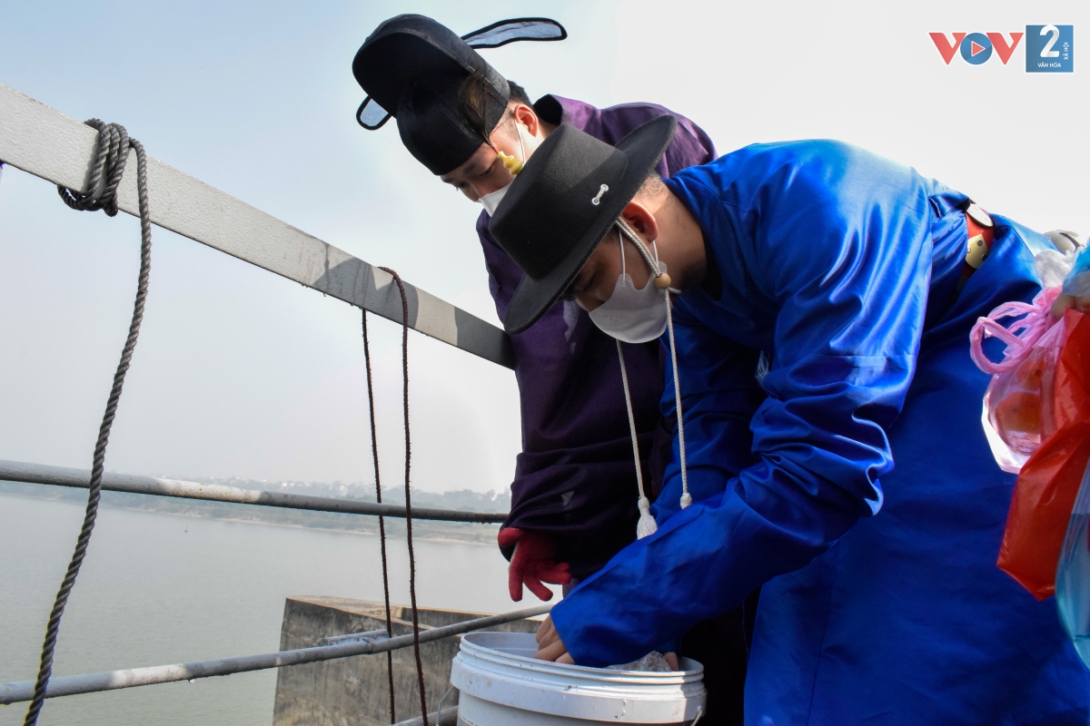Phóng sinh cá chép ngày Tết ông Công ông Táo không chỉ là một nét đẹp văn hóa, mà còn thể hiện sự từ bi quý báu của người Việt Nam.