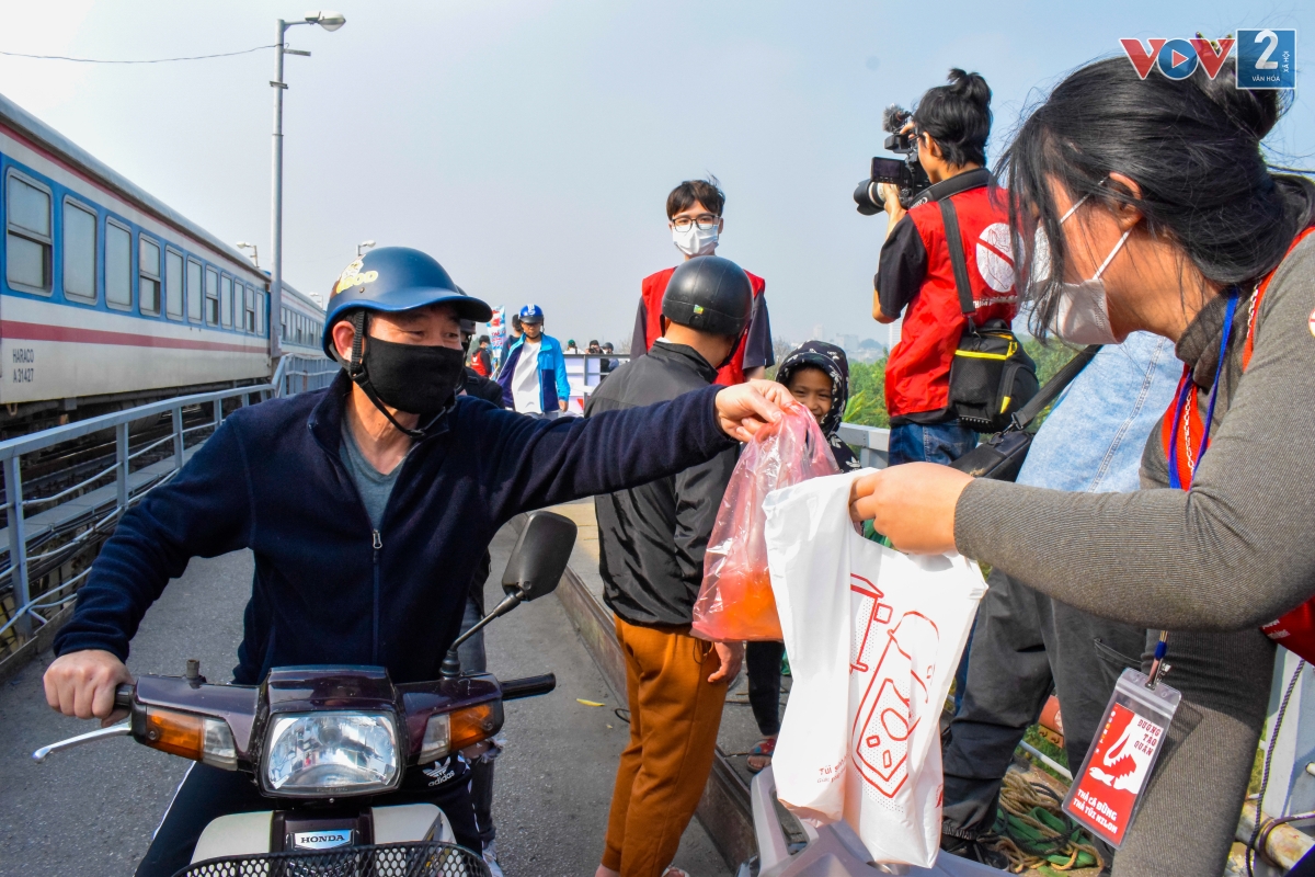 Anh Nguyễn Trọng Cường (Hai Bà Trưng, HN): “Phong tục thả cá truyền thống của người dân từ bao đời, mình xuất phát từ cái tâm nên năm nào tôi cũng thắp hương và thả cá. Bao nhiêu năm nay, cây cầu Long Biên này đã gắn với kỷ niệm của người Hà Nội, việc làm của các cháu rất ý nghĩa. Nhóm chuẩn bị sẵn xô, hỗ trợ thả cá, thu gom túi nilon giúp cho việc bảo vệ môi trường.