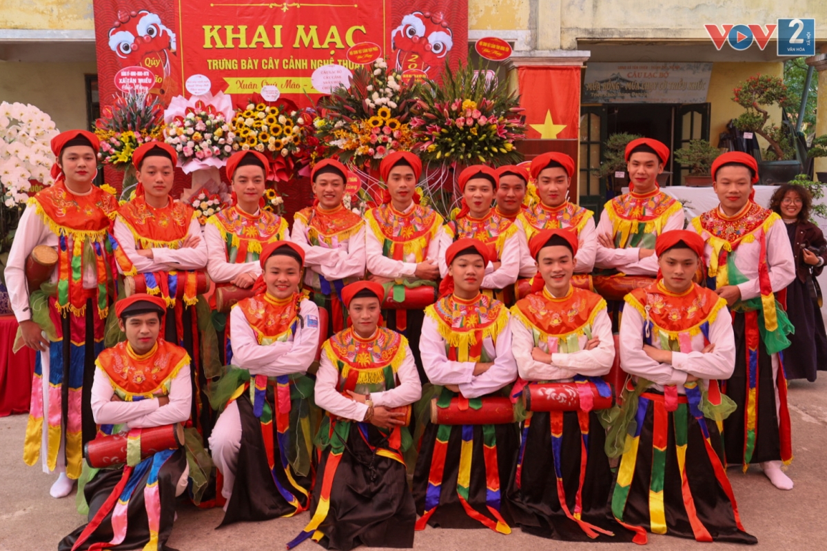 Hội làng Triều Khúc bắt nguồn từ tích kể lại khi Bố Cái đại vương Phùng Hưng khởi nghĩa đánh đuổi giặc Đường. Mỗi khi thắng trận, để ăn mừng chiến thắng và khích lệ tinh thần của nghĩa quân, ông cho trai tráng là binh sĩ đóng giả gái đeo trống nhỏ để múa hát. Điệu múa trống Bồng bắt nguồn từ đó.