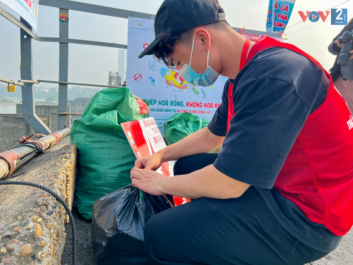 “Qua hoạt động này, nhóm Đường Táo quân mong muốn nâng cao nhận thức của người dân về bảo vệ môi trường, giảm thiểu tác hại nhựa và túi nilon để thủ đô của chúng ta ngày càng xanh, sạch đẹp hơn” Nguyễn Quỳnh Diệp – Phó ban tổ chức nhóm Đường táo quân 2023 cho biết thêm.