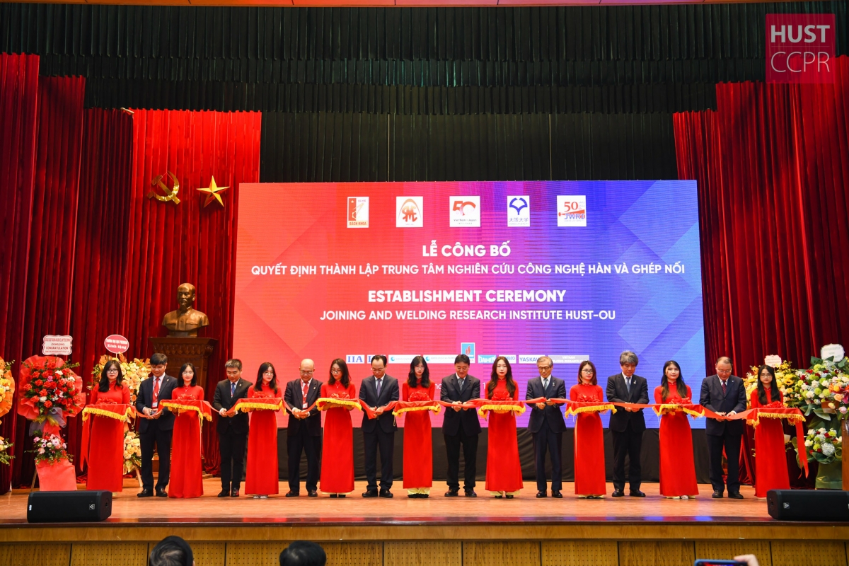 Thứ trưởng Bộ GD-ĐT Hoàng Minh Sơn (người thứ 8 từ trái sang) cắt băng khánh thành Trung tâm Nghiên cứu Công nghệ hàn và ghép nối