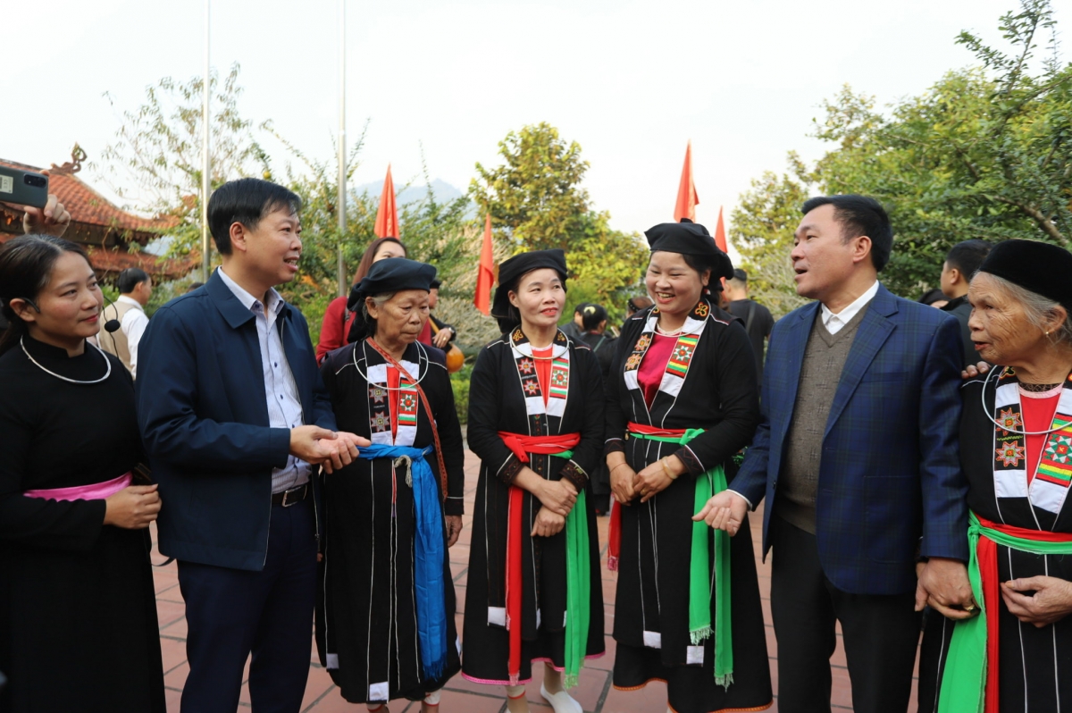 Ông Lê Ngọc Linh, Phó Giám đốc Sở Văn hoá, Thể thao và Du lịch tỉnh Thái Nguyên (thứ hai từ trái sang)