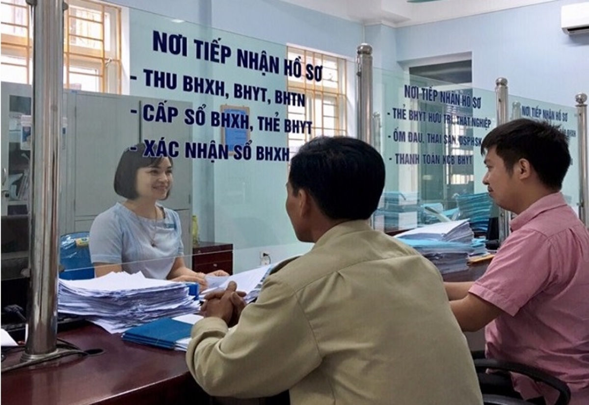 Cán bộ BHXH giải quyết thủ tục hành chính cho người lao động