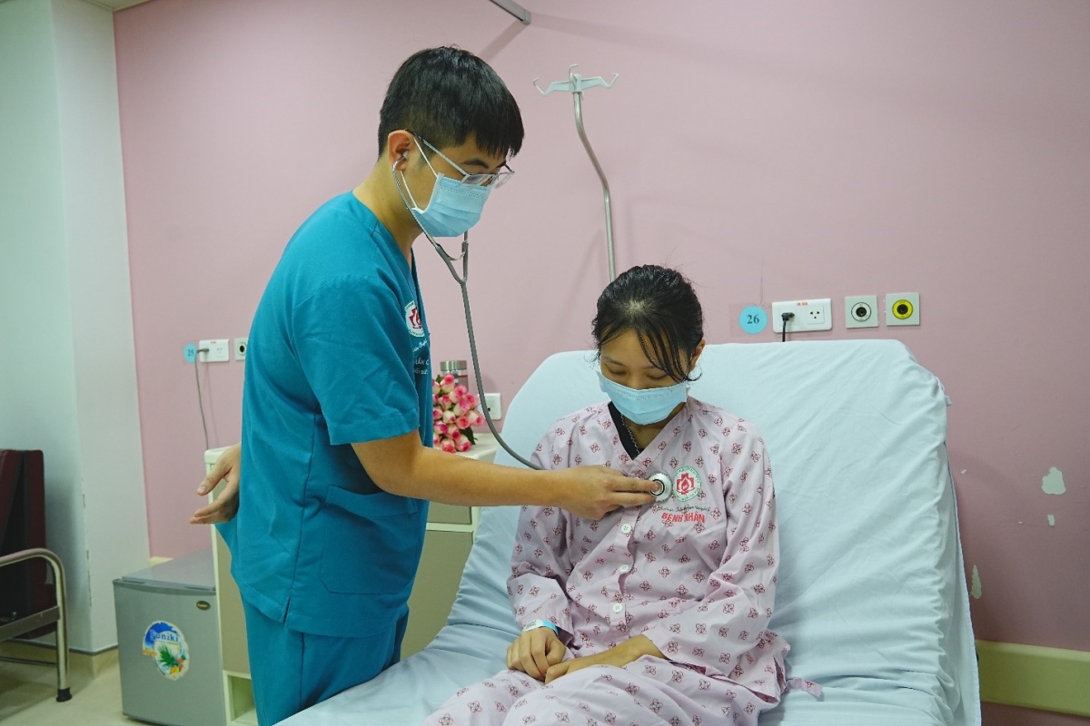 Bs thăm khám cho chị T. trước khi em ra viện (Ảnh: Bệnh viện cung cấp)