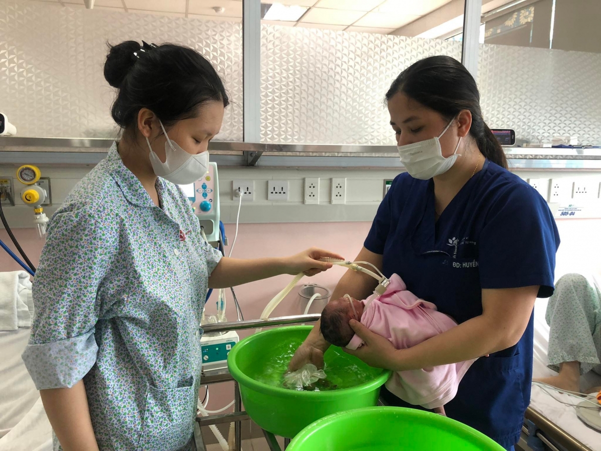 Như thường lệ, 10h sáng, điều dưỡng Trương Thị Huyền bắt đầu tắm cho các bé