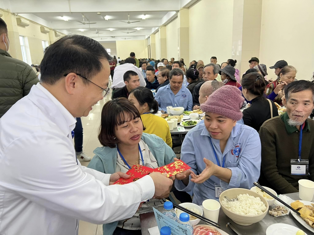 Bệnh nhân, người nhà và các y bác sĩ quây quần trong bữa cơm tất niên tại bệnh viện