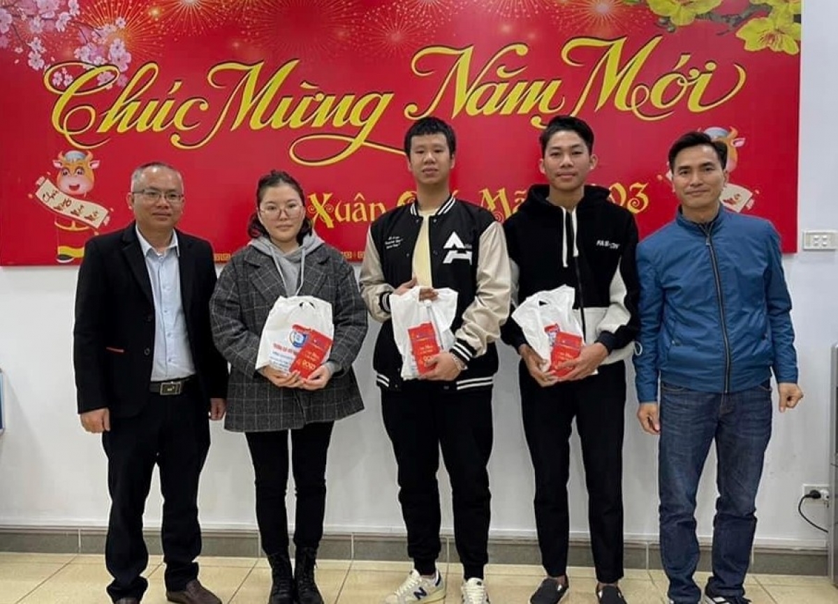 TS. Nguyễn Thanh Bình - Trưởng phòng Chính trị và Công tác sinh viên, thay mặt Lãnh đạo nhà trường đến thăm và chúc Tết, tặng quà cho các bạn sinh viên Quốc tế ở lại KTX Mễ Trì trong dịp Tết Nguyên đán 2023