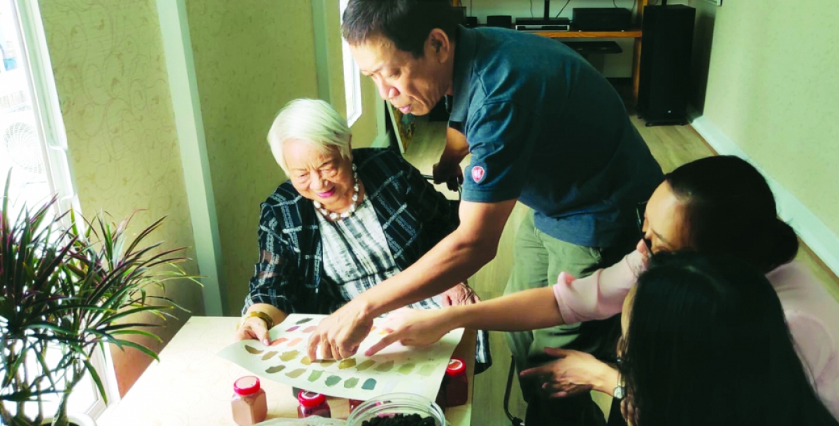 Bà tâm đắc sáng tạo của họa sĩ vẽ tranh bằng đất
