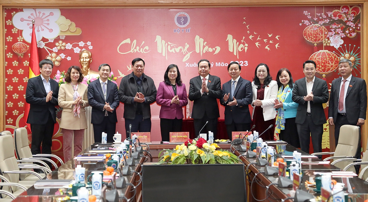 Phó Chủ tịch Thường trực Quốc hội, Phó Thủ tướng Chính phủ cùng các đại biểu chụp ảnh cùng Lãnh đạo Bộ Y tế.