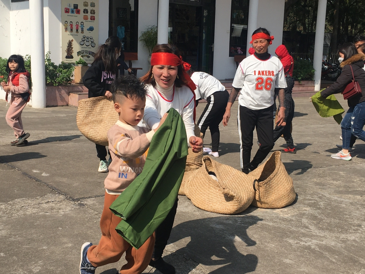Nghệ nhân hướng dẫn các em nhỏ chơi chạy ró