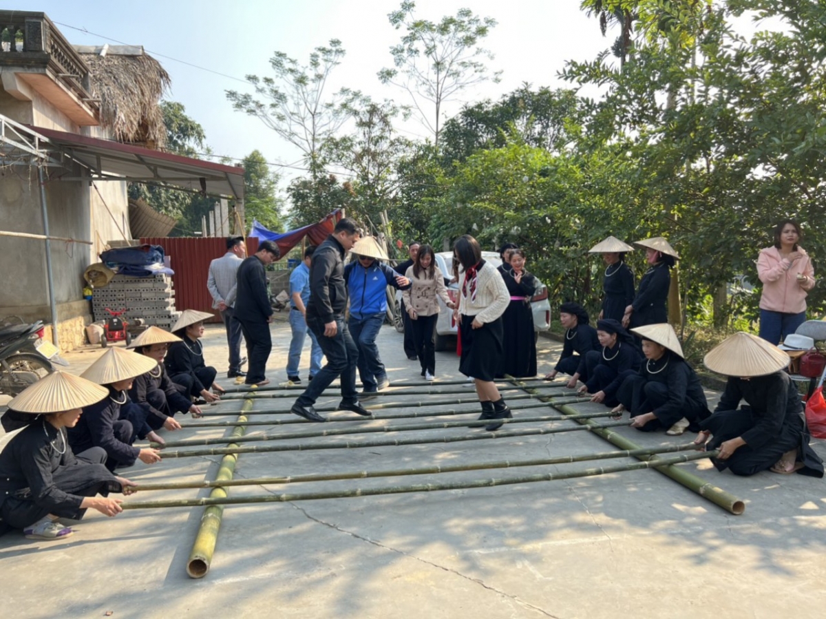 Du khách tham gia nhảy sạp tại Làng văn hóa du lịch bản Quyên