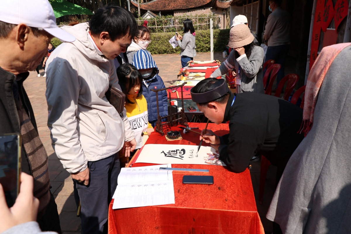 Du khách xin chữ đầu Xuân