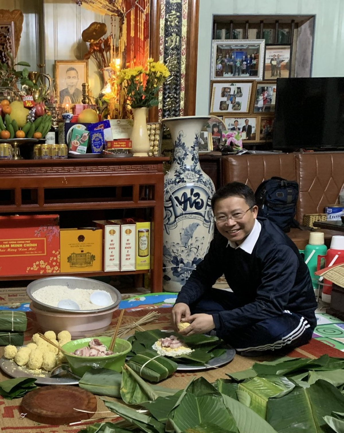 GS Phan Mạnh Hưởng gói bánh chưng Tết tại quê nhà