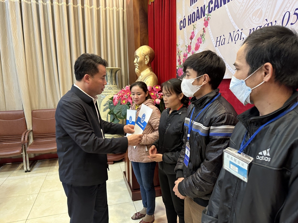 Tổng Giám đốc BHXH Việt Nam Nguyễn Thế Mạnh trao quà cho các bệnh nhân