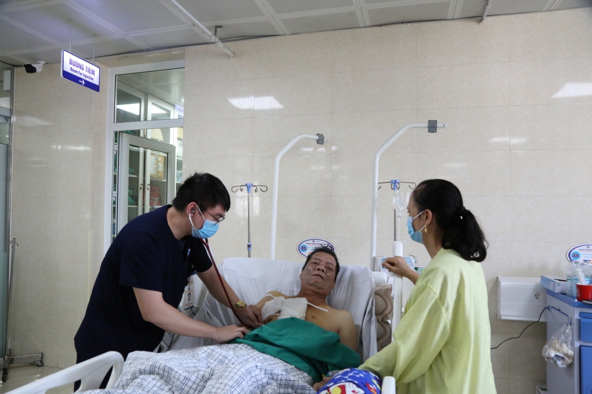Bác sĩ Trung tâm Đột quỵ thăm khám cho người bệnh