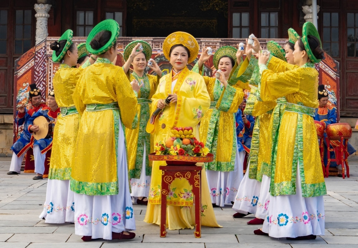 Biểu diễn ca Huế. Ảnh: TTBTDT Cố đô Huế