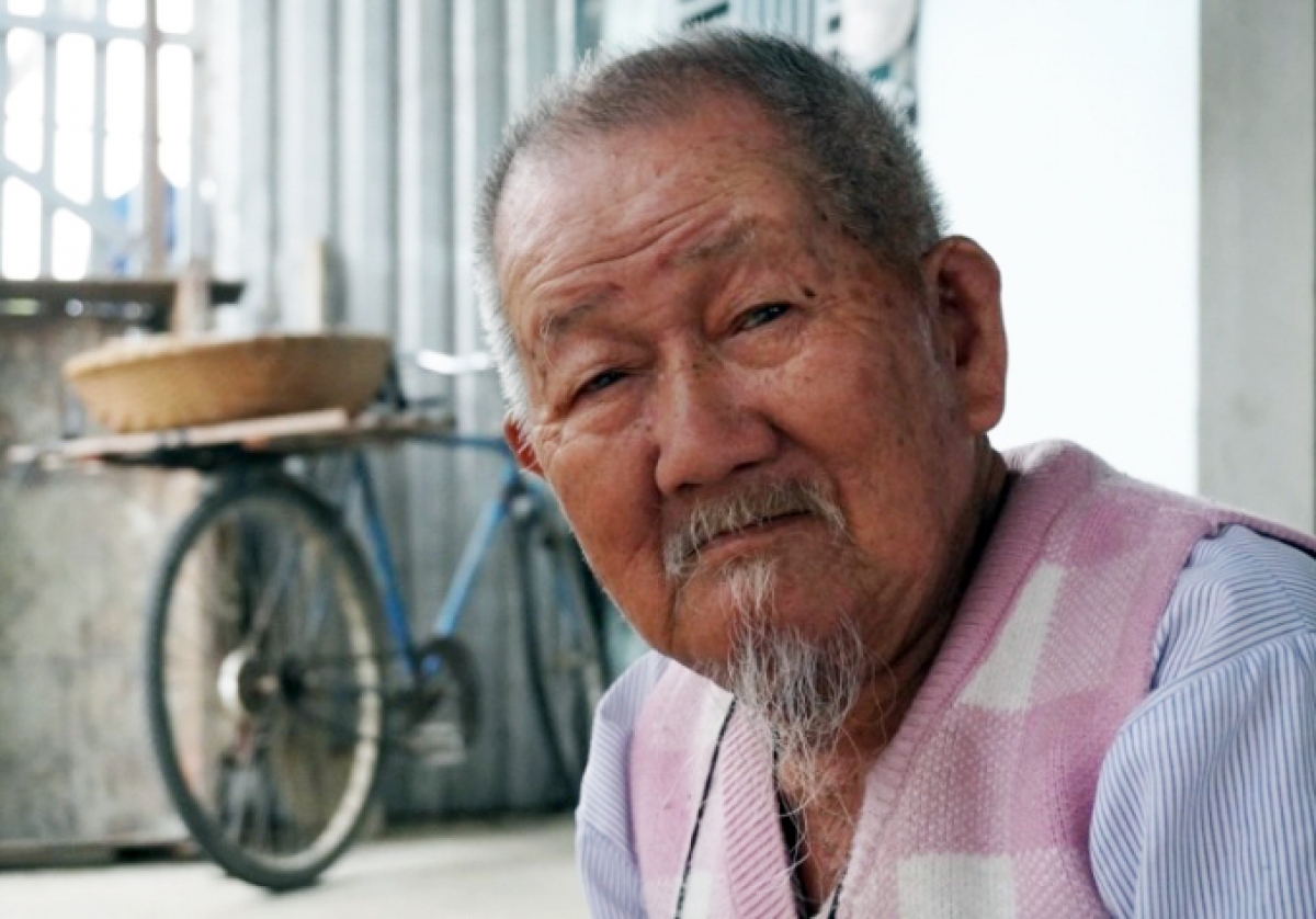 Cụ Bình, người bán lạc làm từ thiện ở TP.Kon Tum.