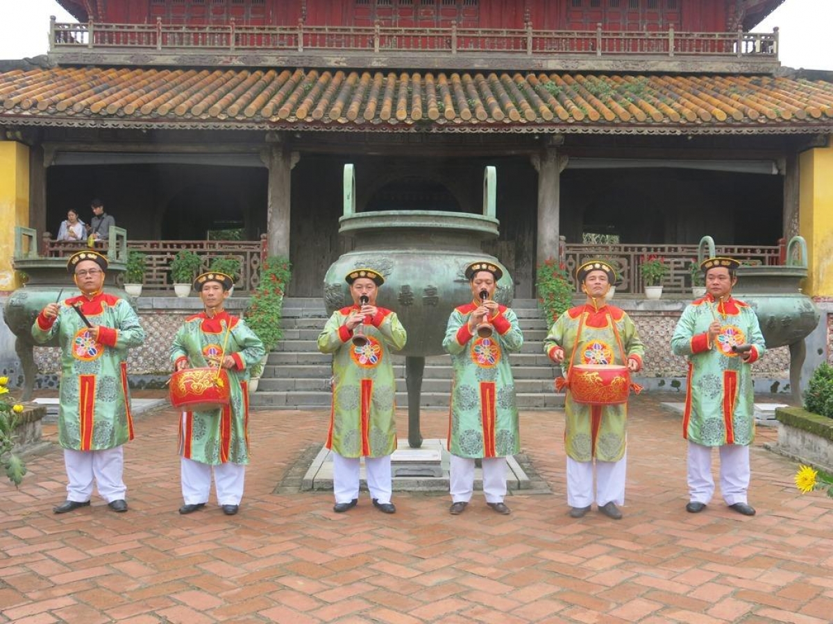 Trình tấu Đại nhạc tại sân Thế Tổ Miếu. Ảnh: TTBTDT Cố đô Huế