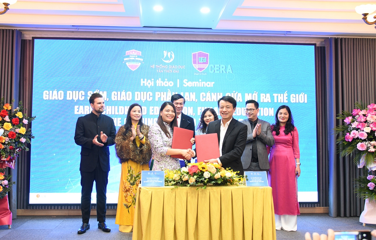 Phó Hiệu trưởng trường Đại học Giáo dục TS. Nguyễn Đức Huy và và đại diện Hệ thống Giáo dục Tân Thời Đại Phó Tổng Giám đốc Ths. Đào Thị Thu Thảo ký kết biên bản hợp tác