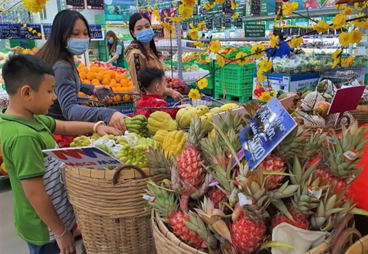 Các gia đình mua thực phẩm chuẩn bị cho Tết