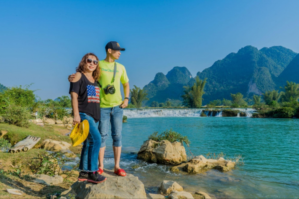 Hai mẹ con cùng du lịch đến Cao Bằng