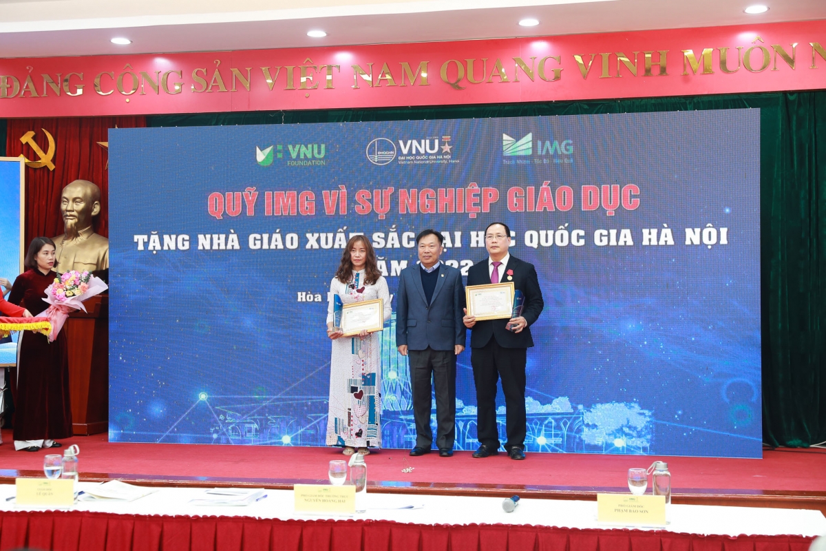GS.TSKH Nguyễn Đình Đức - Trưởng ban Đào tạo ĐHQGHN với giải thưởng trị giá 300 triệu đồng