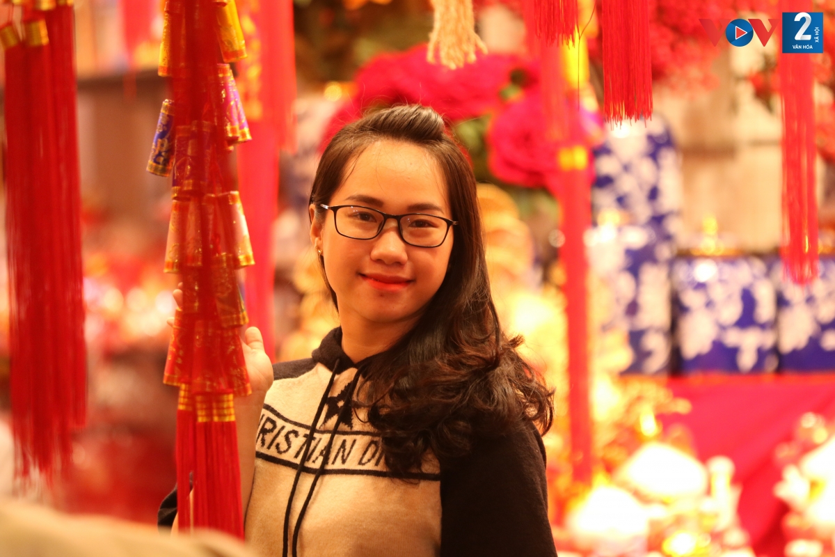 Không gian rực rỡ tại phố Hàng Mã thu hút các bạn trẻ dạo phố chụp ảnh, lưu giữ hình ảnh rực rỡ những ngày cận Tết Quý Mão.