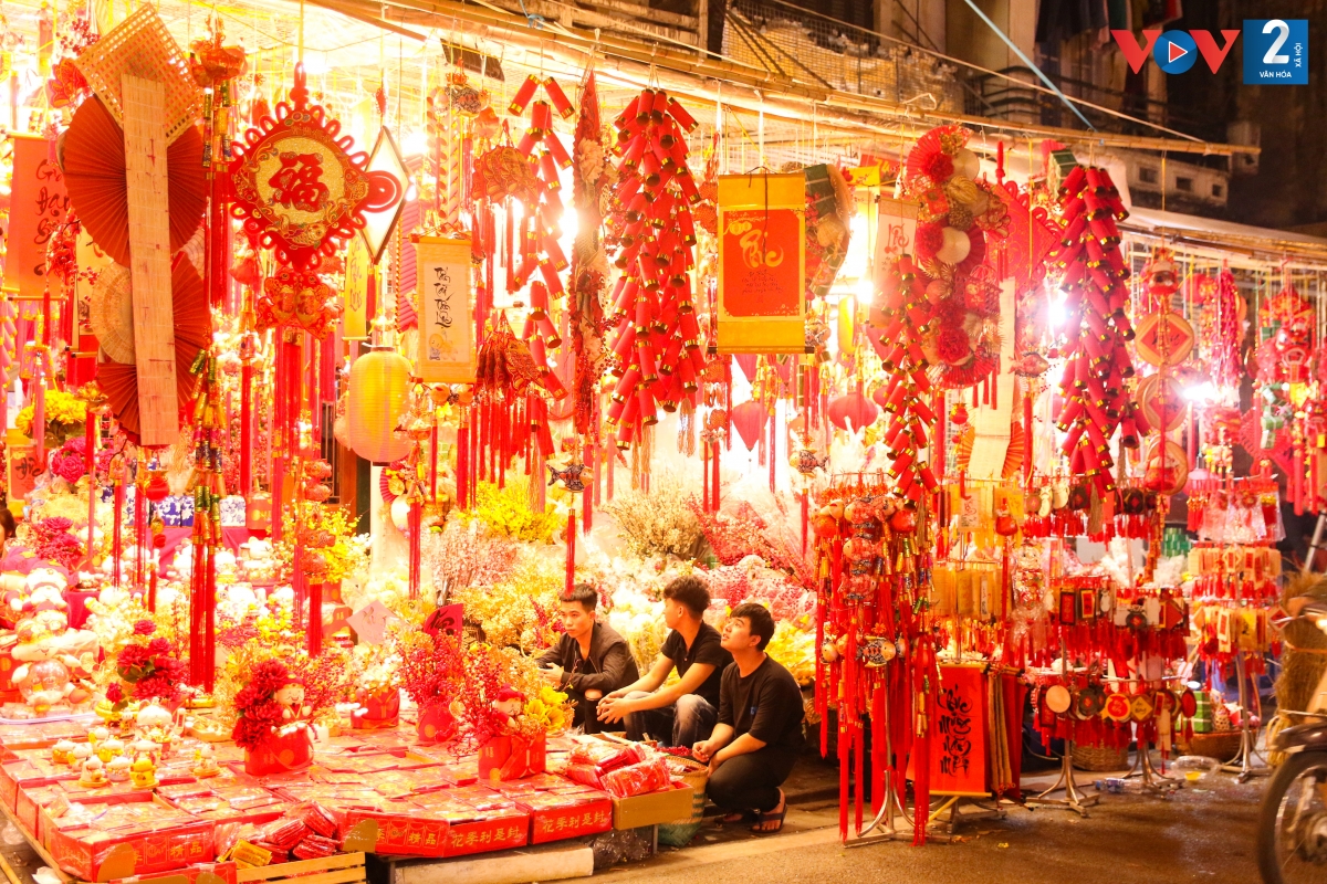 Năm nay, các sản phẩm đồ trang trí, đồ chơi ở phố Hàng Mã phong phú đa dạng với nhiều chủng loại khác nhau.