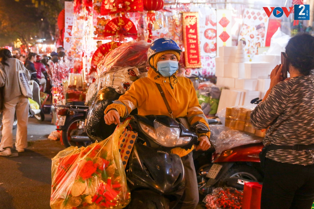 Những chuyến hàng được đóng gói, vận chuyển đi nơi khác để phục vụ người tiêu dùng. 