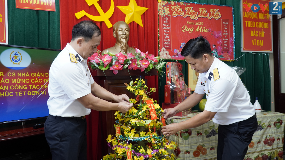 Trong phòng đón Xuân, công tác chuẩn bị cũng đang được tiến hành khẩn trương. Cành mai vàng được trang trí thêm câu đối nhỏ, đèn nhấp nháy càng trở nên lung linh, đậm sắc Xuân.