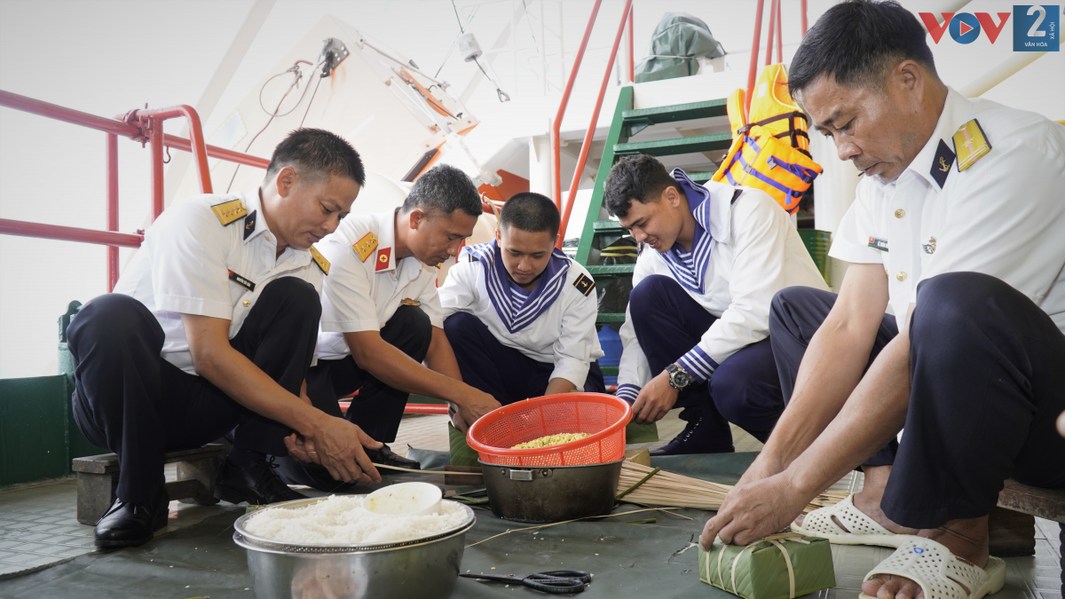 Chiều cuồi năm, bên hiên nhà giàn lồng lộng gió biển, cán bộ, chiến sỹ nhà giàn vừa ca hát vui vẻ, vừa đãi gạo, lau lá dong ngồi gói bánh trưng trong không khí đầm ấm.