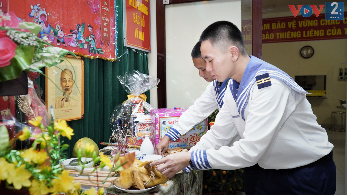 Lần đầu tiên được đón Tết tại nhà giàn, chiến sỹ Võ Sỹ An Nguyên chia sẻ : "Rất nhớ nhà, nhớ người thân, nhưng được cấp trên và đồng đội động viên nên cũng vơi đi nhiều"
