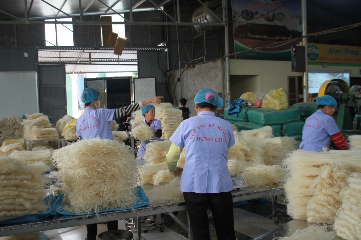 Cơ sở sản xuất đẩy nhanh tiến độ vào dịp cận Tết (Ảnh: Thu Phương)