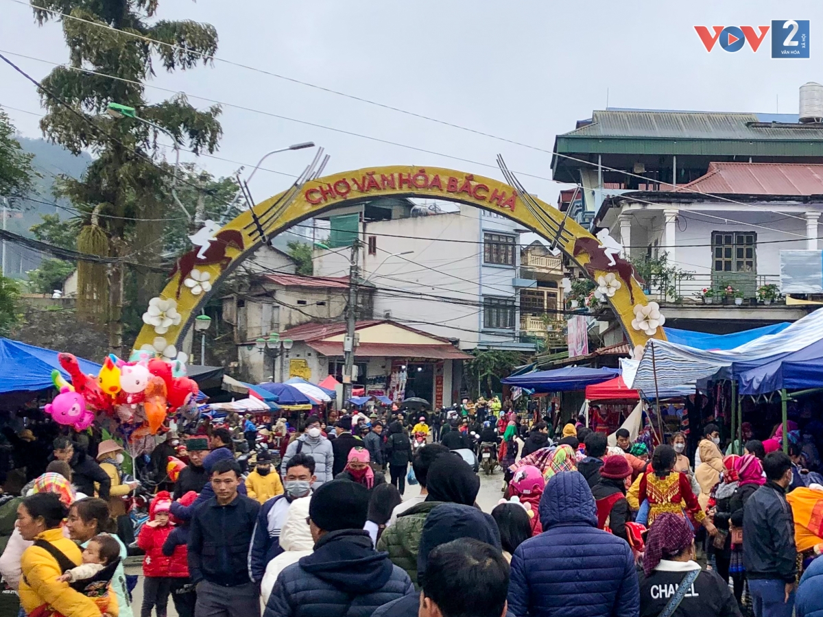 Chợ phiên Bắc Hà thường diễn ra Chủ nhật hàng tuần, năm nay do trùng vào dịp nghỉ Tết dương lịch nên khá đông du khách tới tham quan.
