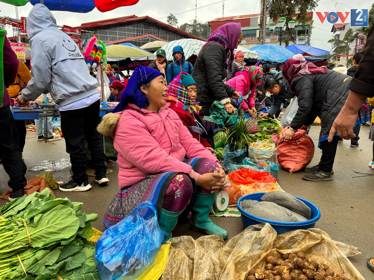 Không chỉ mua bán, chợ phiên còn là nơi bà con giao lưu với nhau.