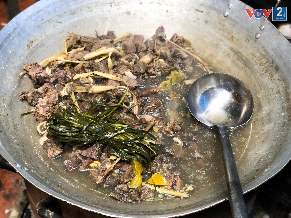 Đến chợ phiên Bắc Hà nhất định phải thưởng thức thắng cố, món ăn truyền thống của người H’Mông với mùi vị thơm ngậy rất đặc trưng.