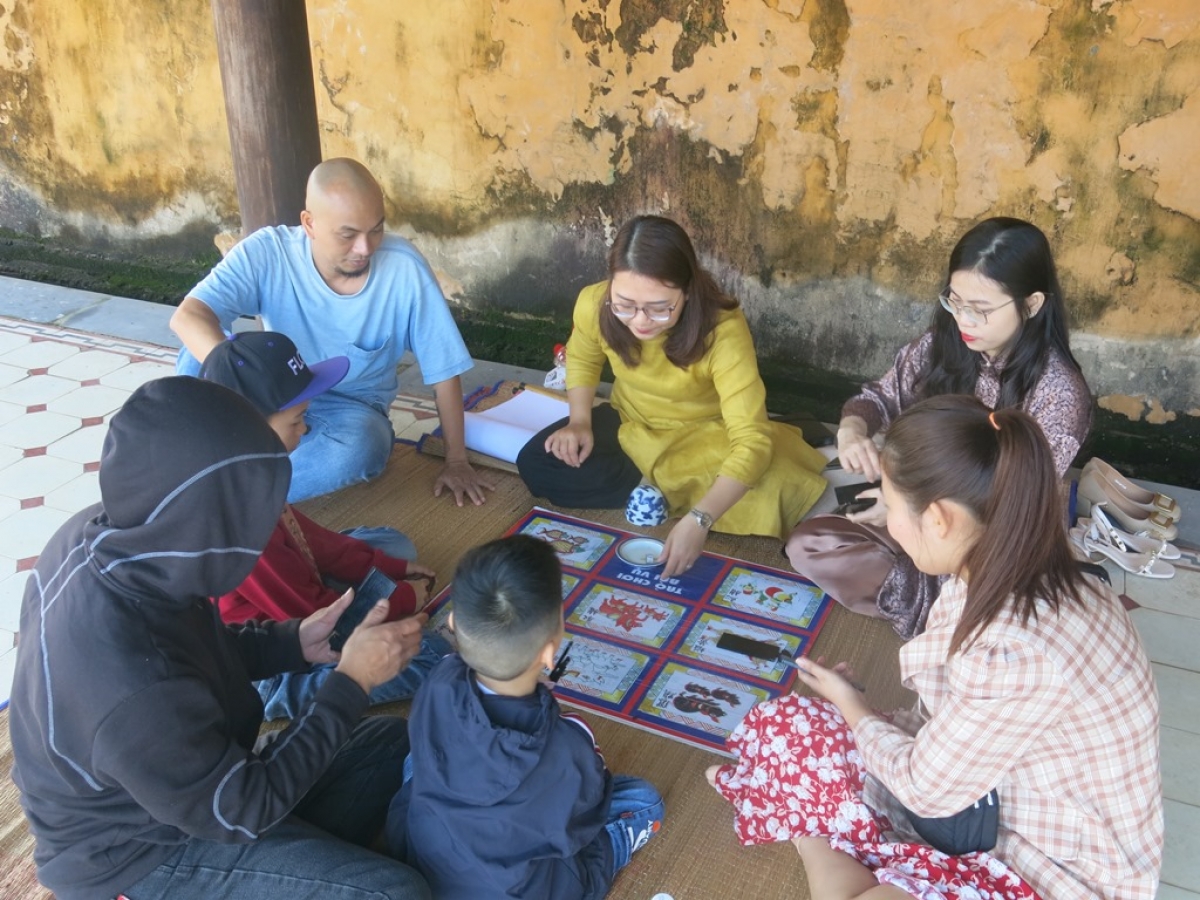 Du khách hào hứng chơi trò Bài vụ. Ảnh Minh Hiền